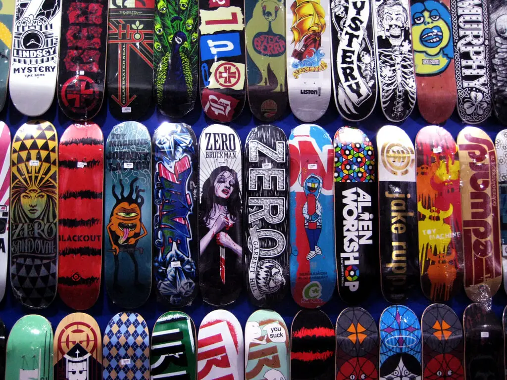 plateaux de skateboards suspendus