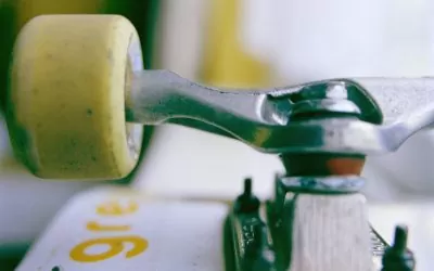 Comment réparer un écrou qui bloque sur un skateboard ?