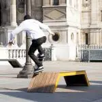 skateboarder faisant du street