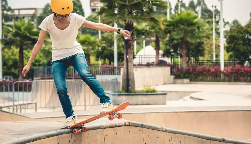 drop sur une courbe en skateboard